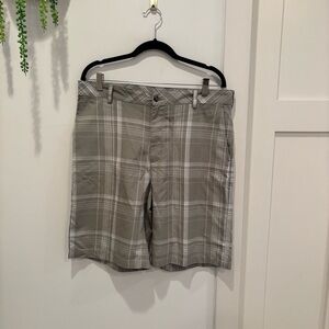 Ping Men’s Golf Shorts Size 34 Plaid Grey and White Design 10 inch Inseam